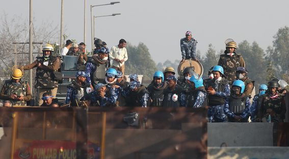 Polizia antisommossa schierata per impedire ai contadini del Punjabi di raggiungere Delhi