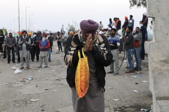 Un contadino offre preghiere durante la protesta degli agricoltori Un contadino offre preghiere durante la protesta degli agricoltori