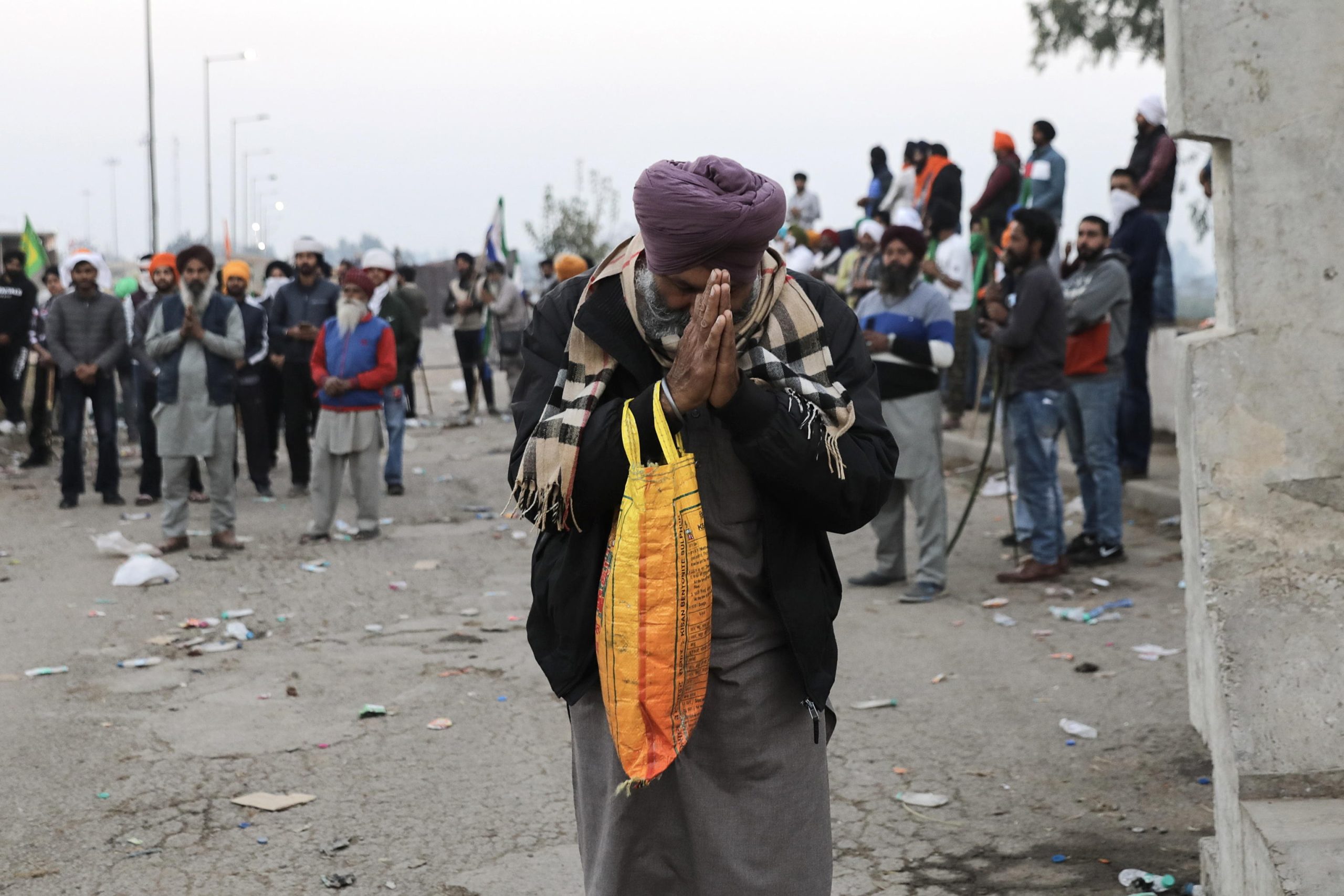 Un contadino offre preghiere durante la protesta degli agricoltori Un contadino offre preghiere durante la protesta degli agricoltori