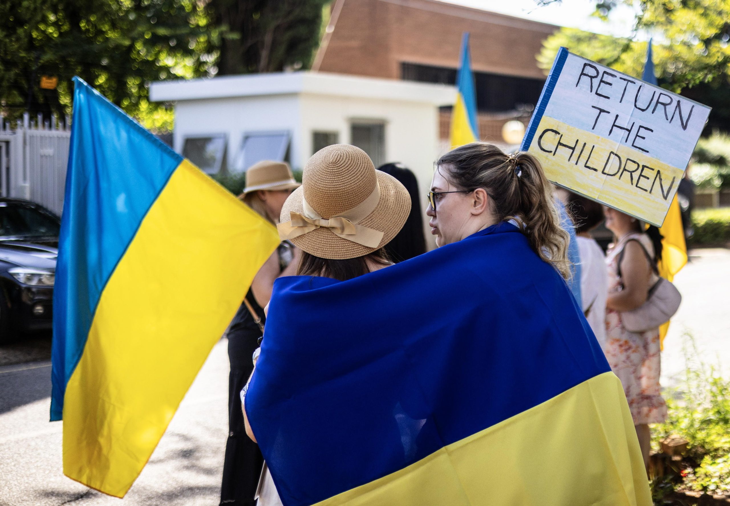 Due donne partecipano a un incontro in segno di protesta fuori l’ambasciata russa a Pretoria in Sud Africa Due donne partecipano a un incontro in segno di protesta fuori l’ambasciata russa a Pretoria in Sud Africa