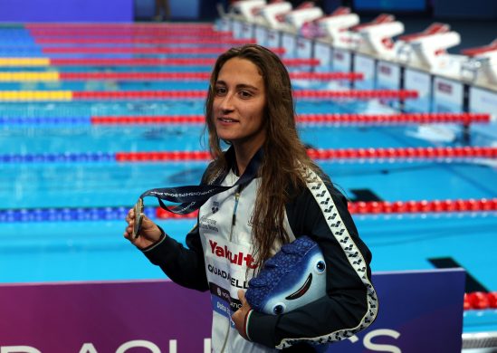 Simona Quadarella mostra la medaglia d'oro negli 800 stile libero conquistata ai mondiali di Doha Simona Quadarella mostra la medaglia d'oro negli 800 stile libero conquistata ai mondiali di Doha