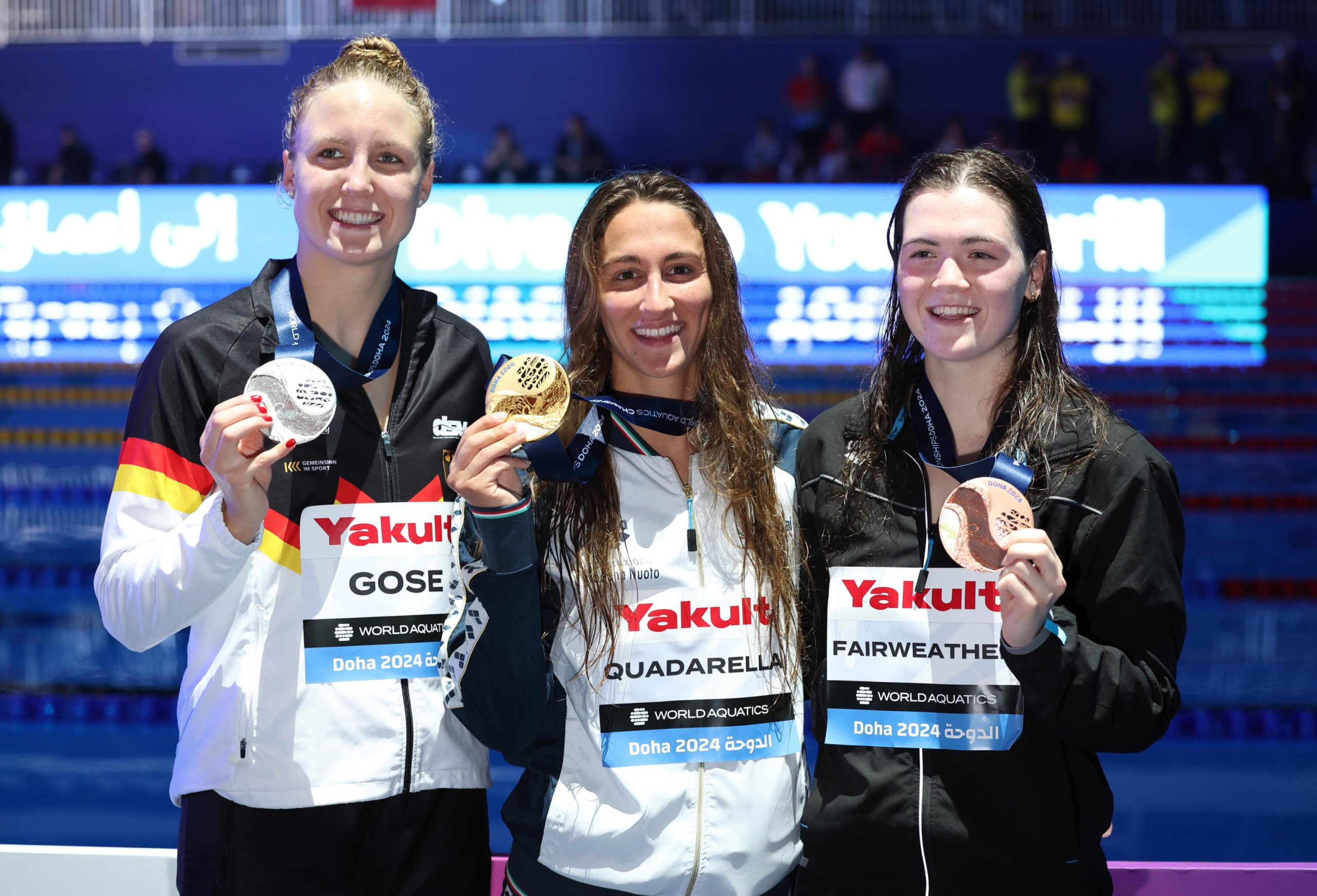 La nuotatrice romana Quadarella posa sul podio degli 800 stile libero ai mondiali di Doha con la tedesca Isabel Gose e la neozelandese Erika Fairweather. La nuotatrice romana Quadarella posa sul podio degli 800 stile libero ai mondiali di Doha con la tedesca Isabel Gose e la neozelandese Erika Fairweather.