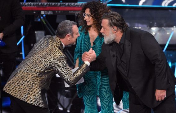 Russel Crowe sul palco dell'Ariston insieme ad Amadesu e Teresa Mannino