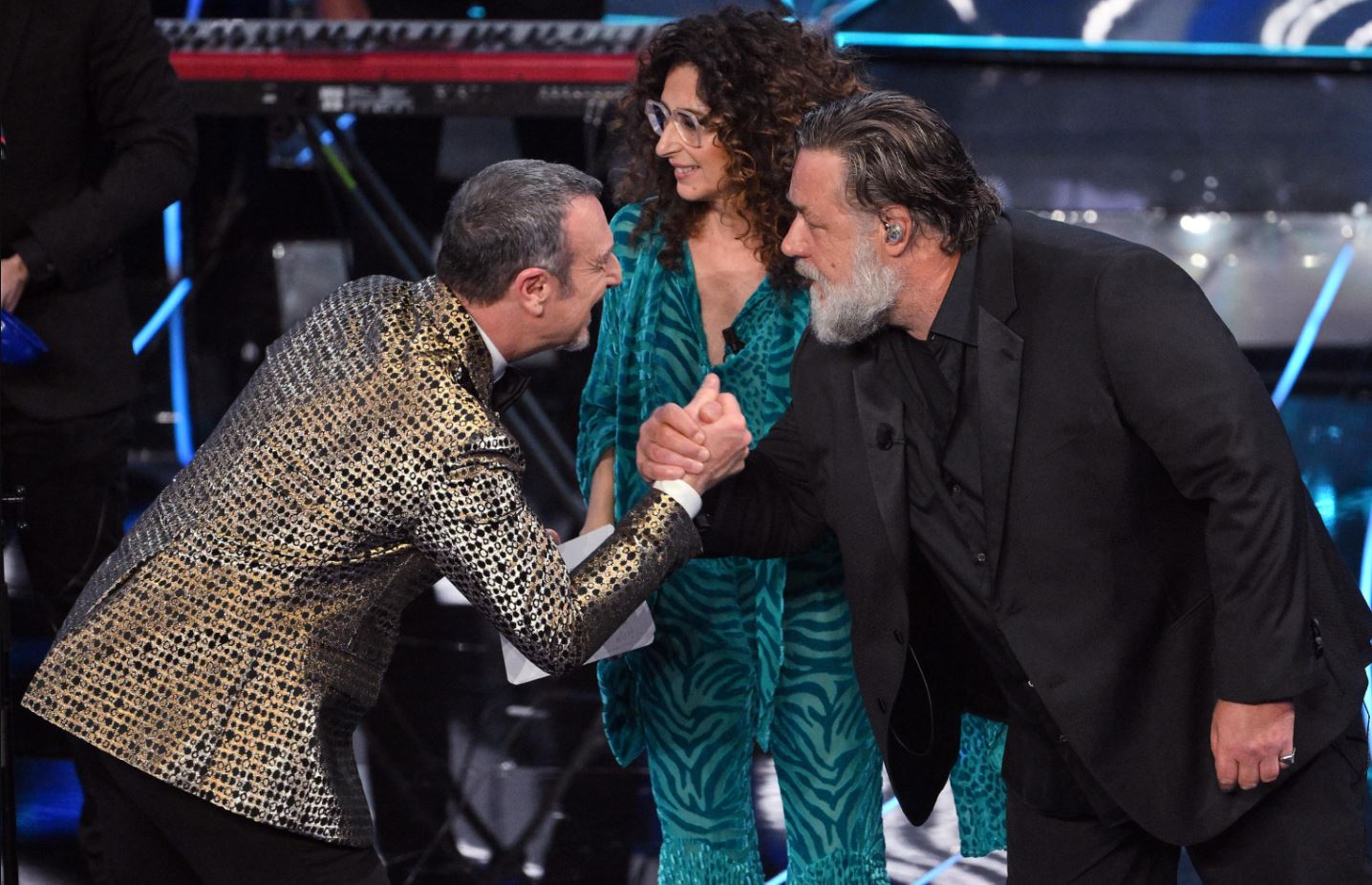 Russel Crowe sul palco dell'Ariston insieme ad Amadesu e Teresa Mannino