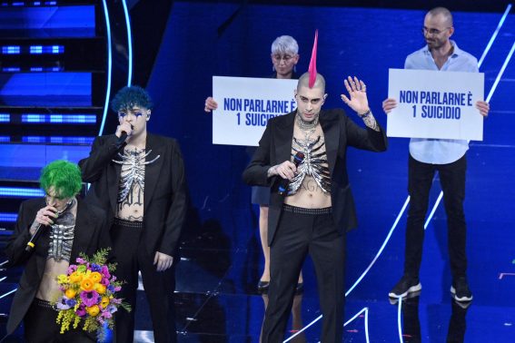 La band La Sad si esibisce sul palco del teatro Ariston con un brano sul tema del suicidio La band La Sad si esibisce sul palco del teatro Ariston con un brano sul tema del suicidio
