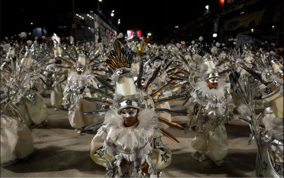 I ballerini della scuola di samba di Porto da Pedra sfilano alla parata del carnevale di Rio