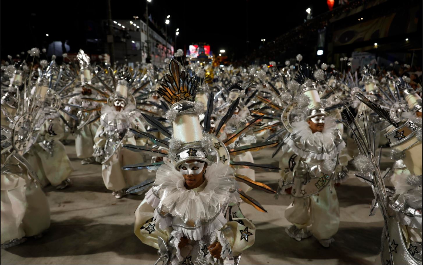 I ballerini della scuola di samba di Porto da Pedra sfilano alla parata del carnevale di Rio