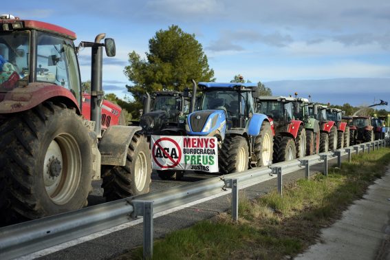Gli agricoltori protestano con i trattori sull'autostrada AP-7, che collega Spagna e Francia