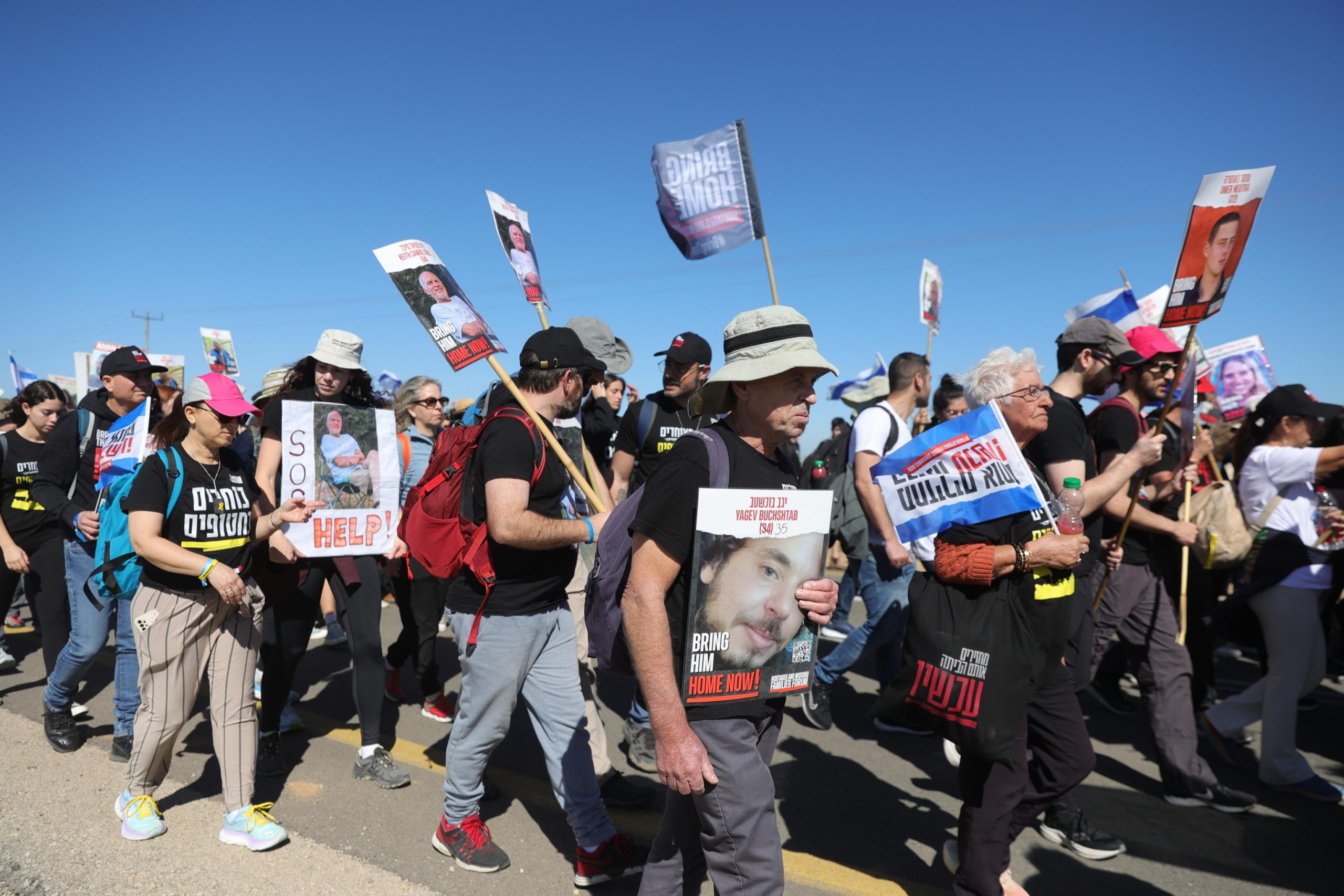 Alcuni partecipanti mostrano le foto dei familiari tenuti ostaggio da Hamas Alcuni partecipanti mostrano le foto dei familiari tenuti ostaggio da Hamas
