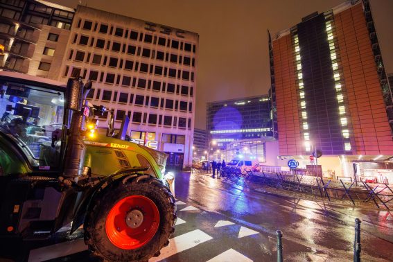 Gli agricoltori in protesta davanti all'edificio Berlaymont della Commissione europea