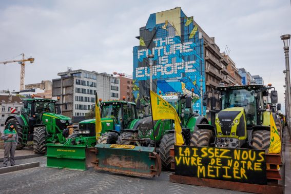 Trattori in protesta nel quartiere delle istituzioni dell’Ue a Bruxelles