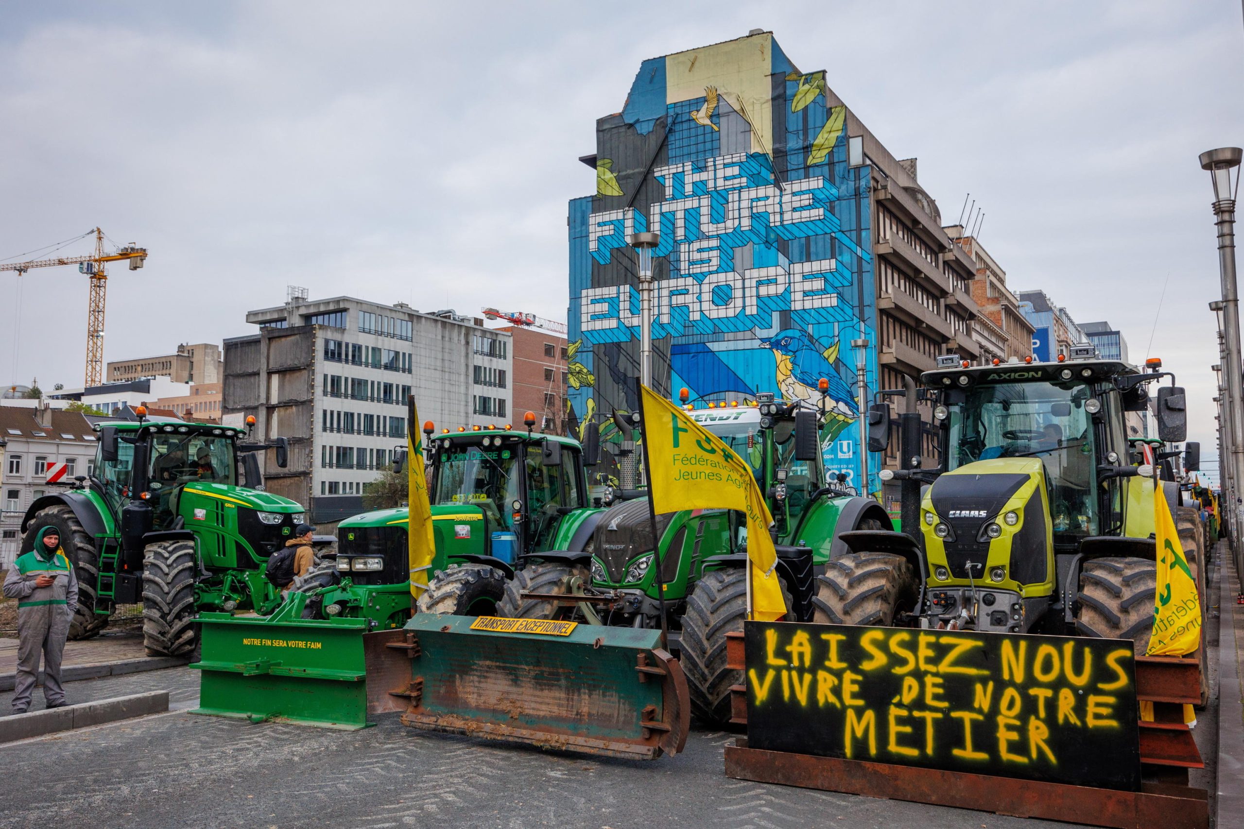 Trattori in protesta nel quartiere delle istituzioni dell’Ue a Bruxelles Trattori in protesta nel quartiere delle istituzioni dell’Ue a Bruxelles
