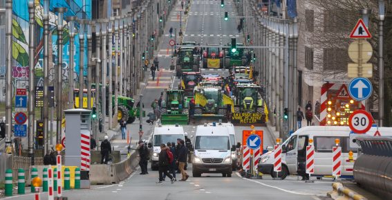 La marcia dei trattori verso i palazzi delle istituzioni a Bruxelles