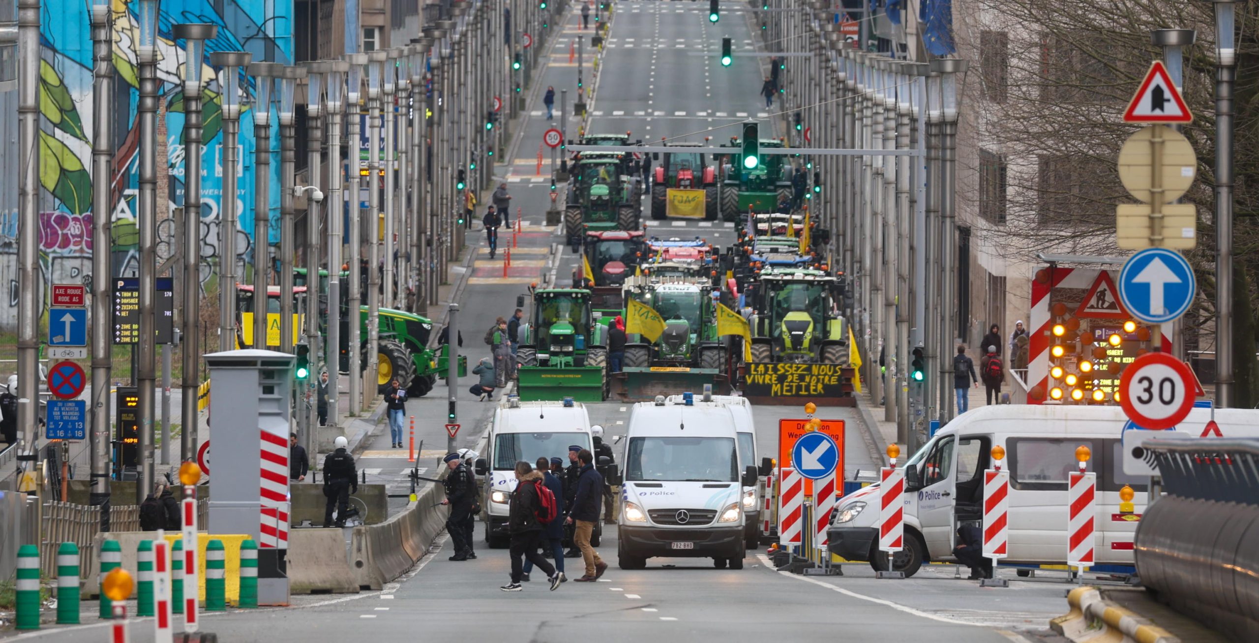 La marcia dei trattori verso i palazzi delle istituzioni a Bruxelles La marcia dei trattori verso i palazzi delle istituzioni a Bruxelles