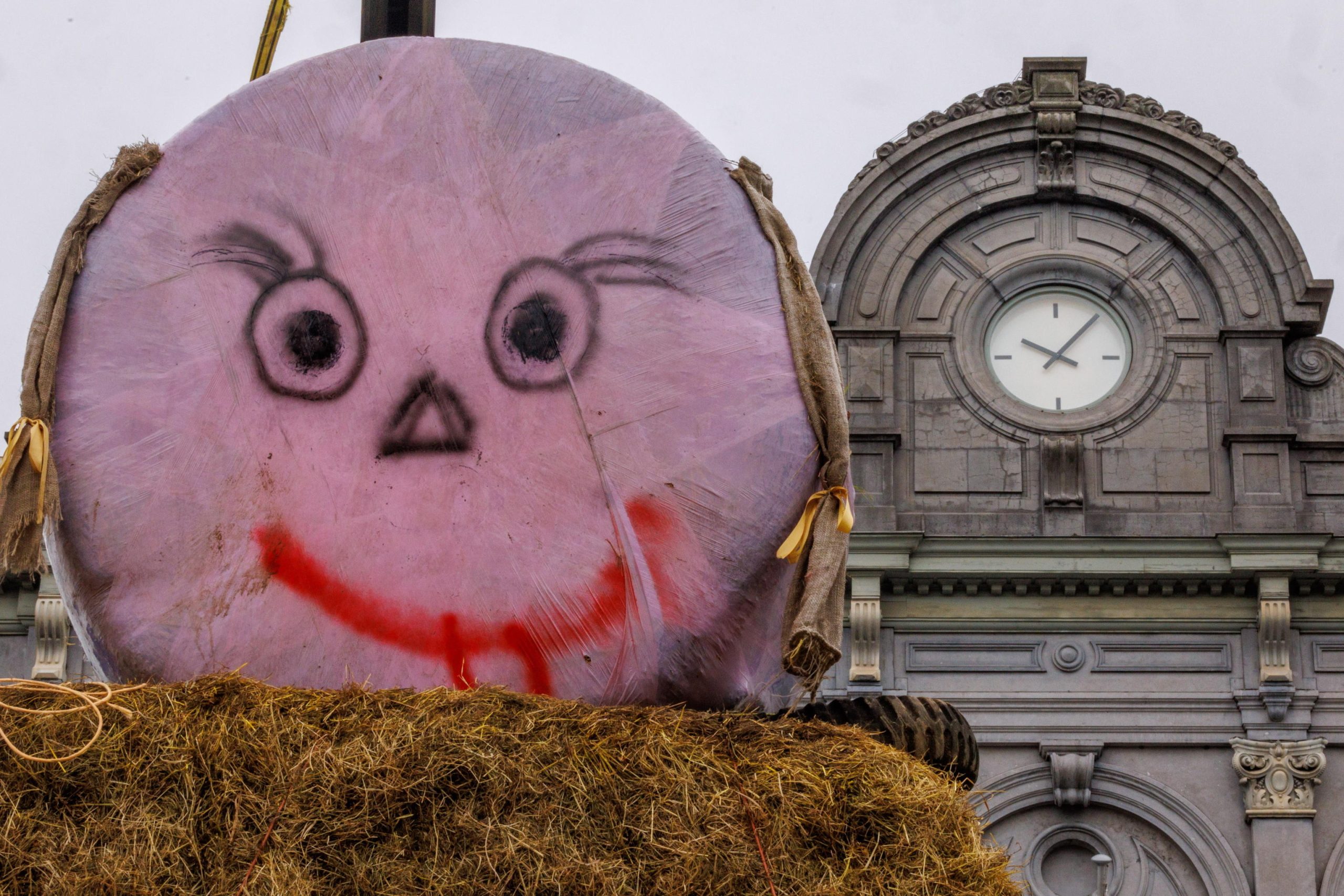 La mascotte degli agricoltori posizionata di fronte al Parlamento Europeo La mascotte degli agricoltori posizionata di fronte al Parlamento Europeo
