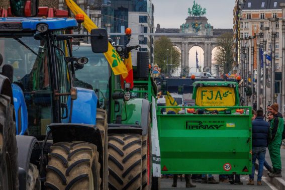 Gli agricoltori bloccano la strada verso l’edificio della Commissione Europea e del Consiglio Europeo