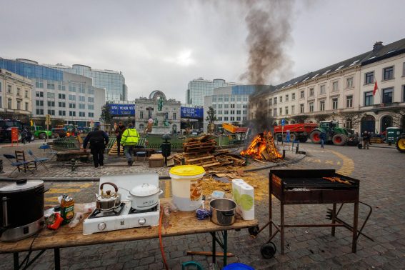 Presidio con cucina mobile degli agricoltori fuori i palazzi delle istituzioni europee a Bruxelles