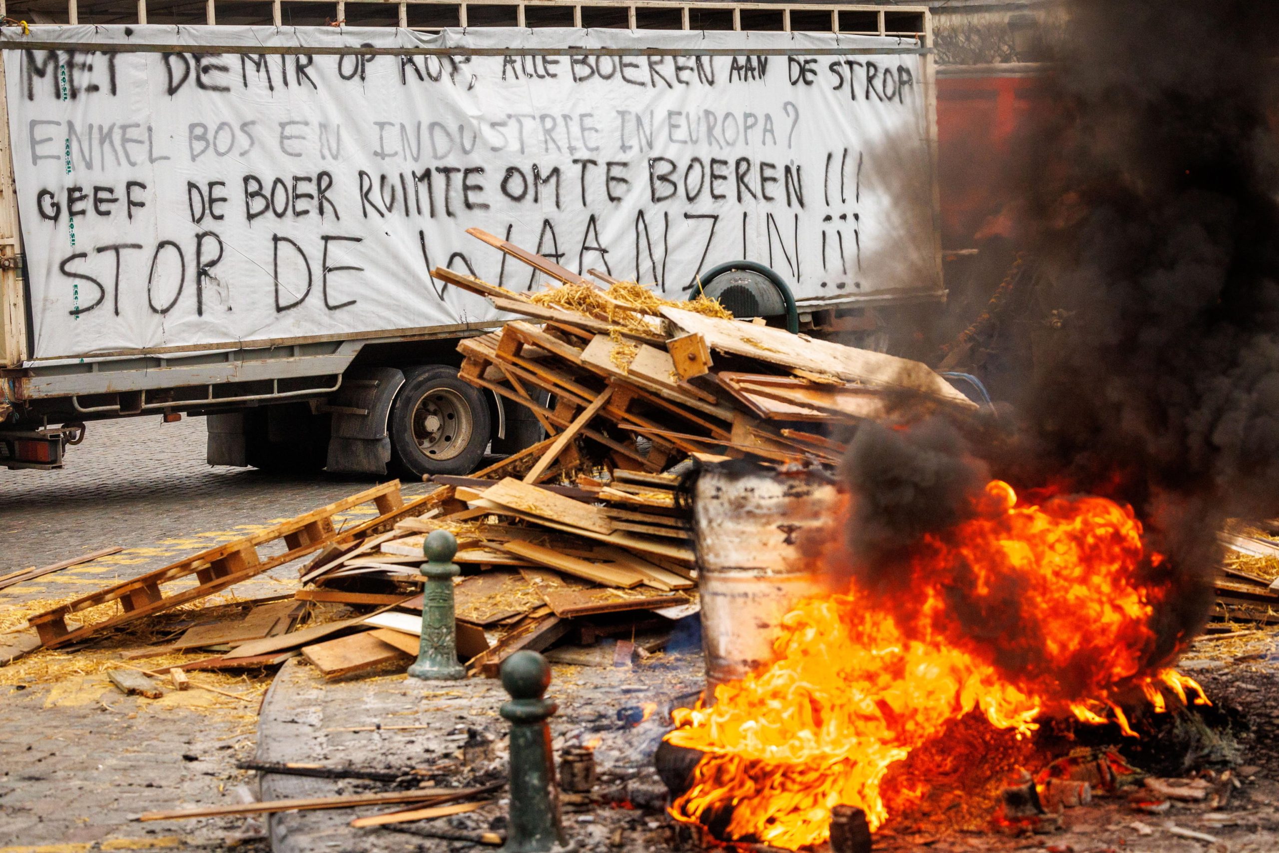 Legna incendiata mentre i contadini protestano di fronte al Parlamento Europeo