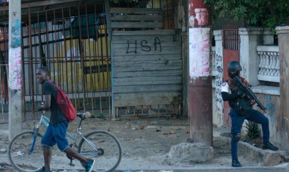Un agente di polizia è di guardia durante i disordini civili in corso nel centro della città di Port-au-Prince