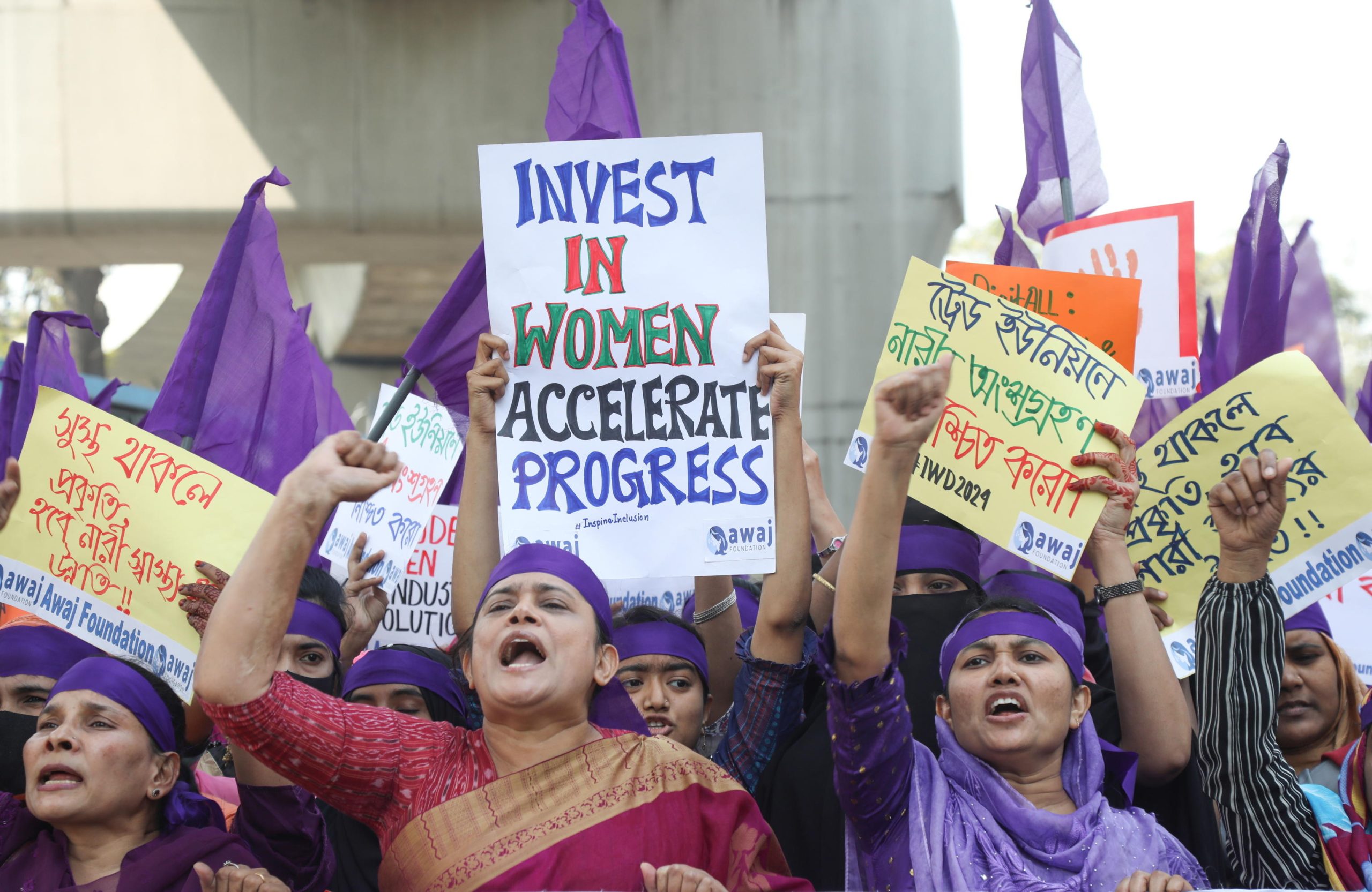 A Dhaka, in Bangladesh, alcune donne gridano slogan mentre partecipano ad un corteo