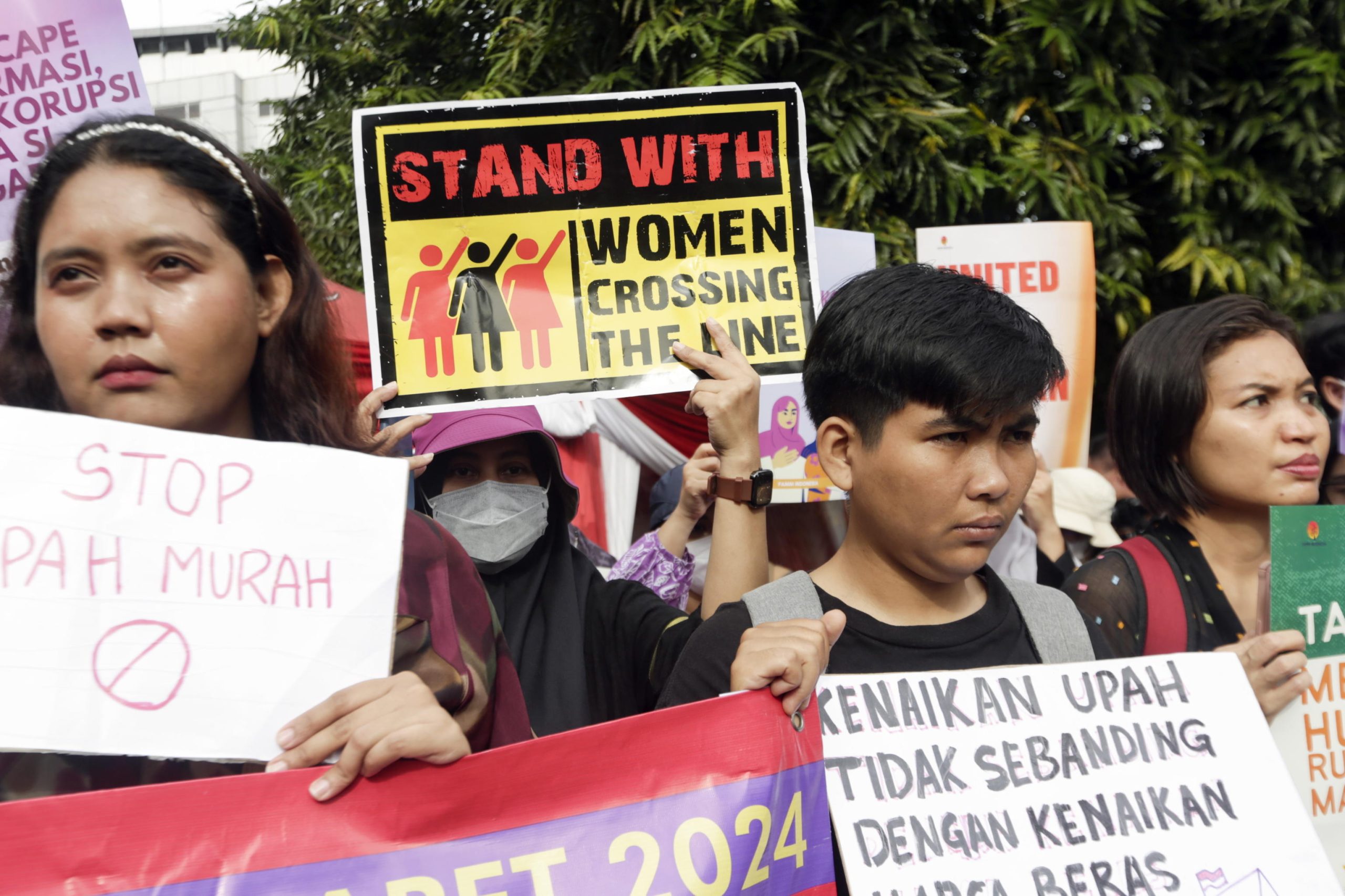 Attiviste indonesiane protestano a Jakarta
