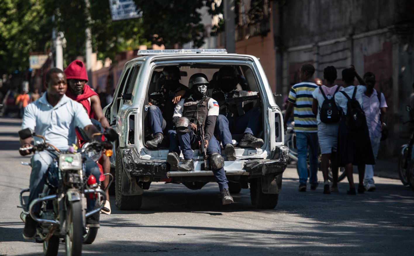 Membri delle forze di sicurezza pattugliano una strada di Port-au-Prince