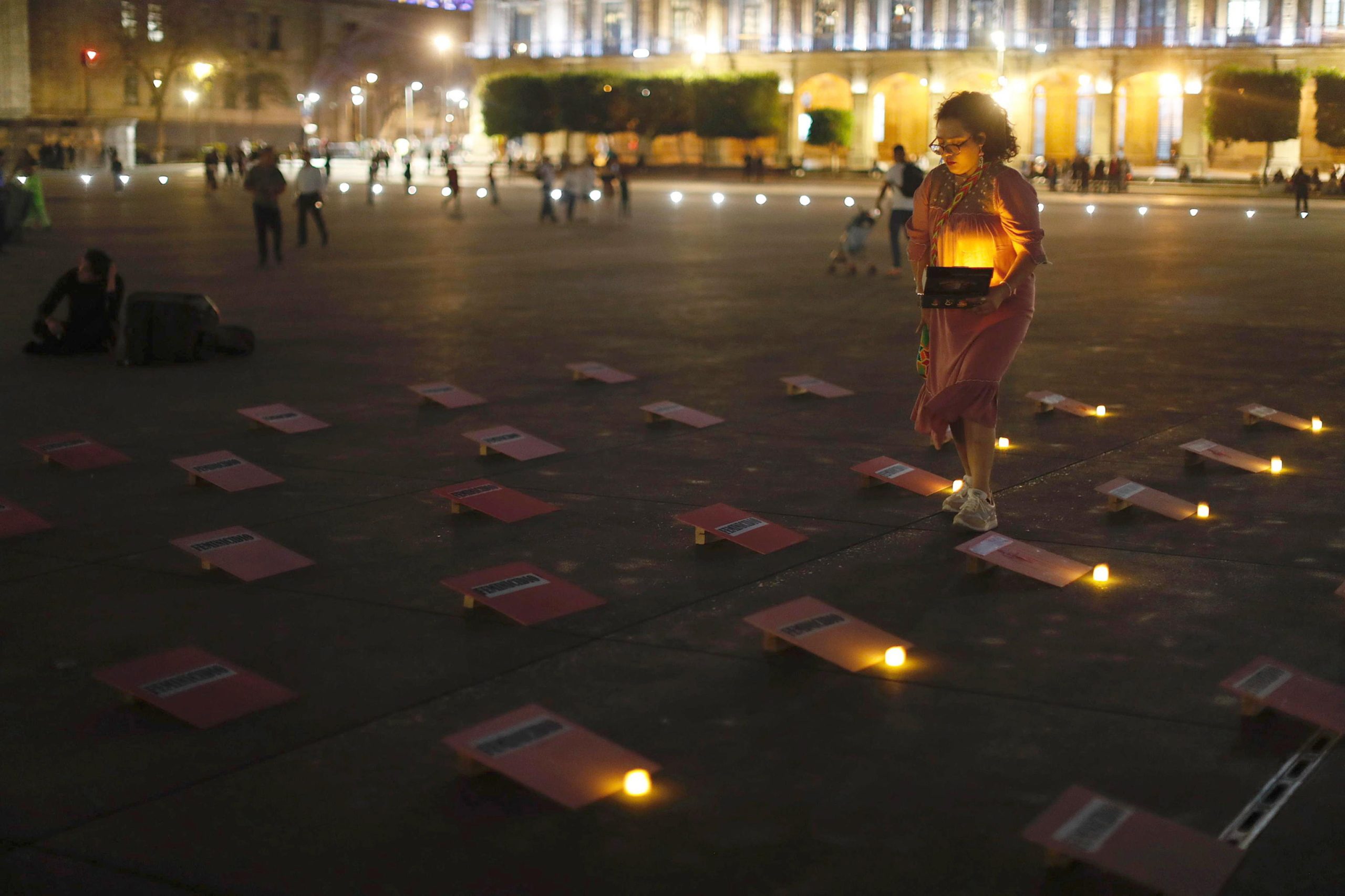 Attivisti e parenti di vittime di femminicidio hanno illuminato con delle candlele la spianata dello Zocalo a Città del Messico