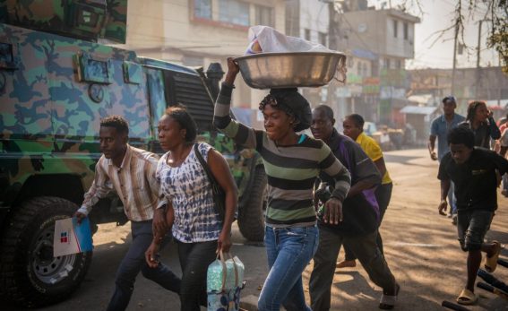 La popolazione in allerta scappa e trasporta i suoi averi durante i disordini civili in corso