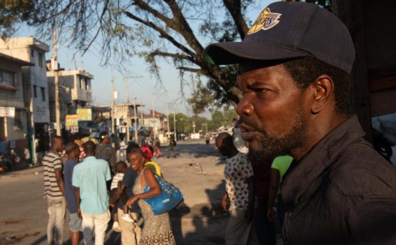 Persone si riuniscono intorno al penitenziario di Port-au-Prince