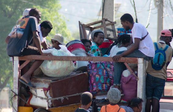Persone trasportano le loro cose durante i disordini civili in corso nel centro della città