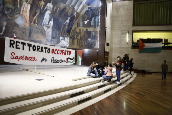 Studenti universitari occupano il rettorato della Sapienza di Roma Studenti universitari occupano il rettorato della Sapienza di Roma