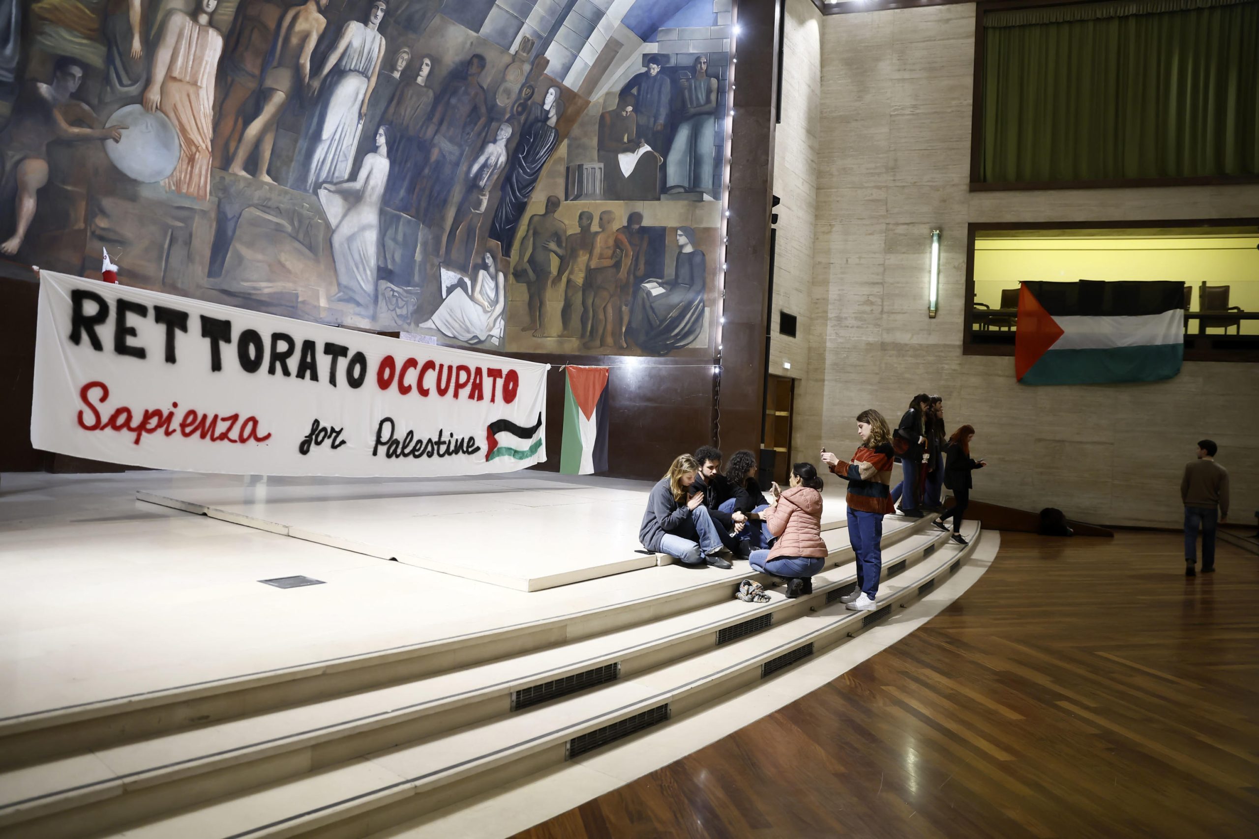 Studenti universitari occupano il rettorato della Sapienza di Roma Studenti universitari occupano il rettorato della Sapienza di Roma