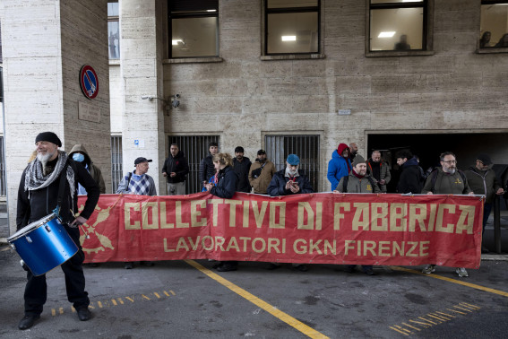 Lavoratori della GKN davanti all'entrata del rettorato della Sapienza di Roma Lavoratori della GKN davanti all'entrata del rettorato della Sapienza di Roma