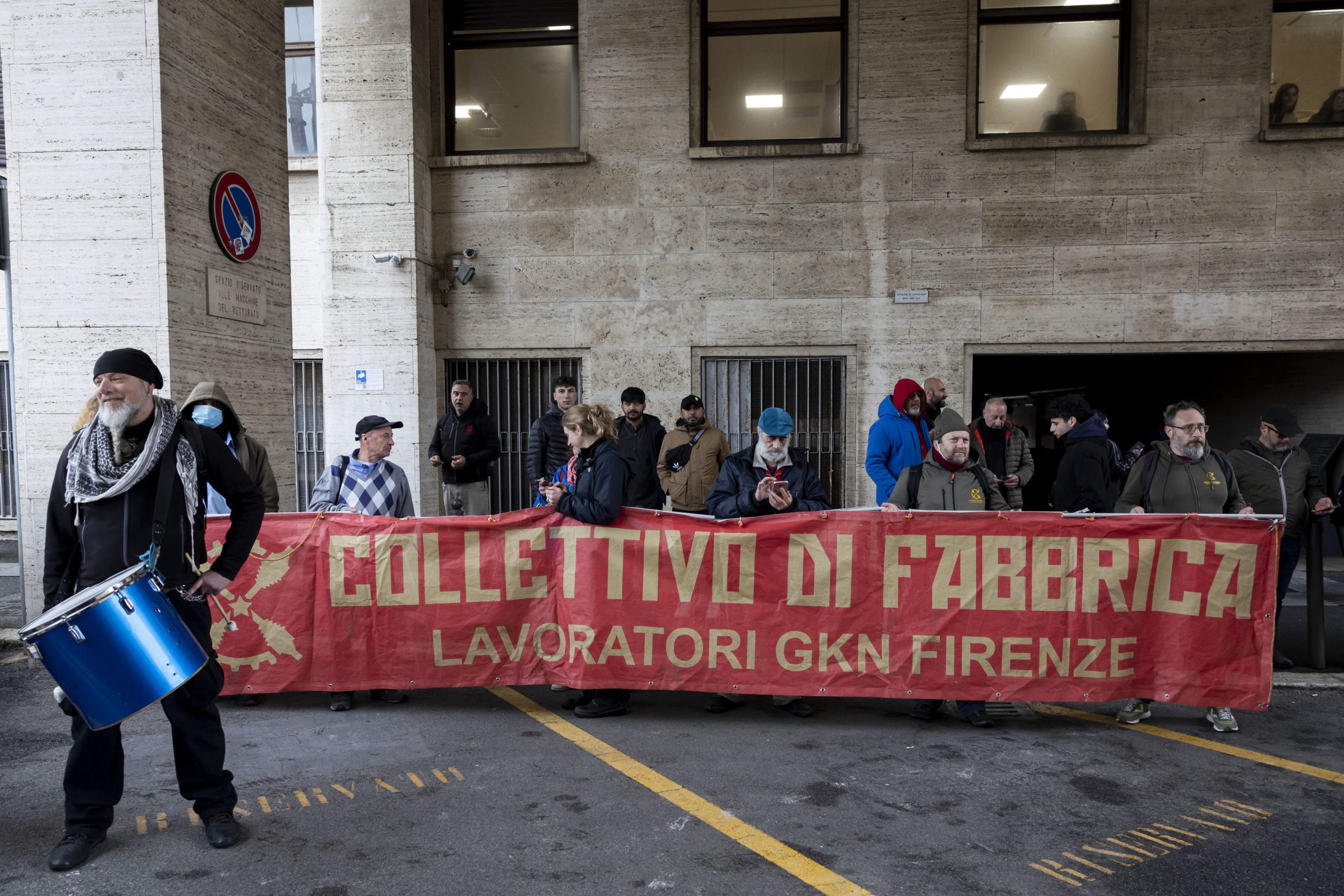 Lavoratori della GKN davanti all'entrata del rettorato della Sapienza di Roma Lavoratori della GKN davanti all'entrata del rettorato della Sapienza di Roma