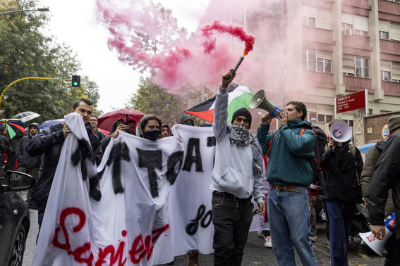 Studenti universitari con striscioni e fumogeni alla Sapienza di Roma Studenti universitari con striscioni e fumogeni alla Sapienza di Roma