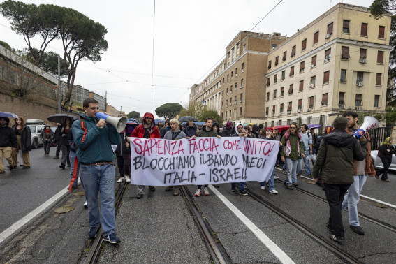 Studenti universitari in corteo davanti alla Sapienza di Roma Studenti universitari in corteo davanti alla Sapienza di Roma
