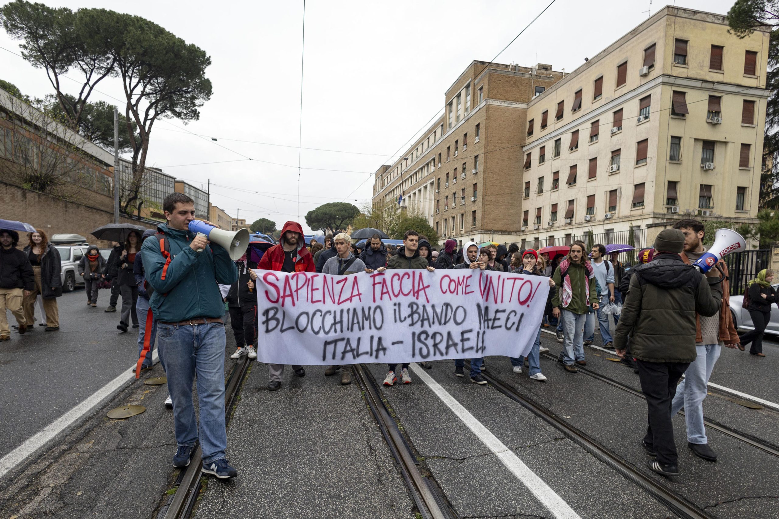 Studenti universitari in corteo davanti alla Sapienza di Roma Studenti universitari in corteo davanti alla Sapienza di Roma
