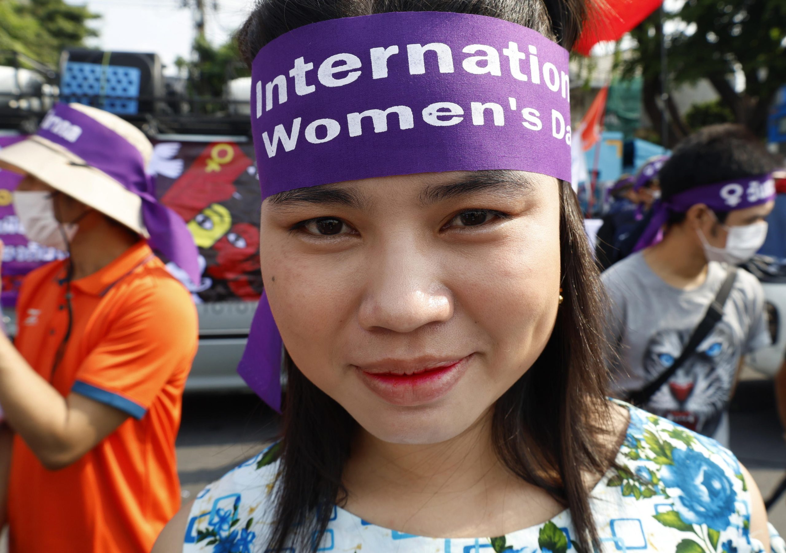 Una lavoratrice che partecipa alla manifestazione organizzata a Bangkok, Thailandia