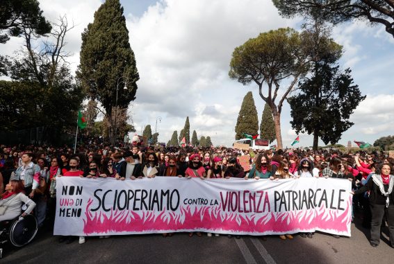 Uno degli striscioni del corteo di Roma Uno degli striscioni del corteo di Roma