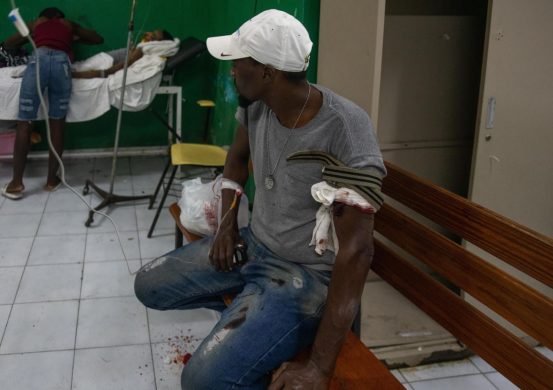 Un uomo ferito attende di essere curato in un centro sanitario di Port-au-Prince