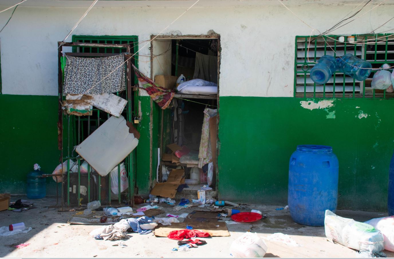 Una zona del penitenziario nazionale haitiano dopo l'attacco da parte di bande armate a Port-au-Prince
