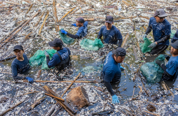 Attivisti ambientali ripuliscono un fiume dai rifiuti plastici in occasione della Giornata mondiale dell'acqua a Bali, Indonesia