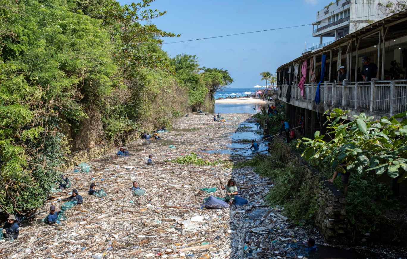 La vista del fiume ricoperto dalla plastica in Indonesia