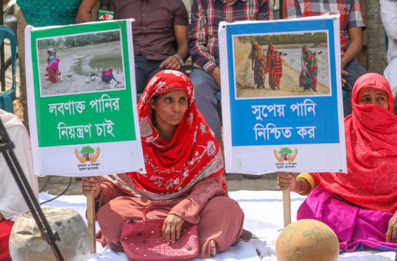 In Bangladesh cartelli di protesta con su scritto "Controllate la salinità dell'acqua" e "Assicurate acqua potabile"