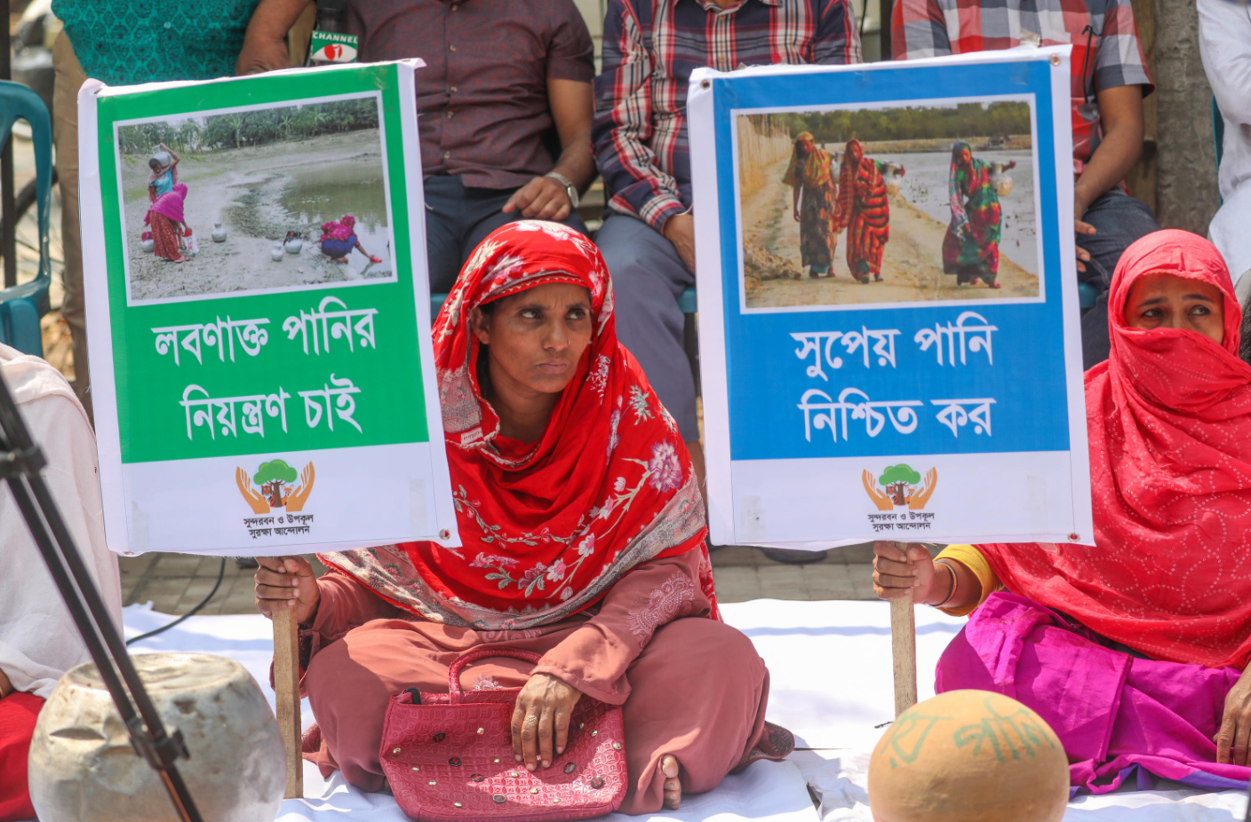 In Bangladesh cartelli di protesta con su scritto "Controllate la salinità dell'acqua" e "Assicurate acqua potabile" In Bangladesh cartelli di protesta con su scritto "Controllate la salinità dell'acqua" e "Assicurate acqua potabile"