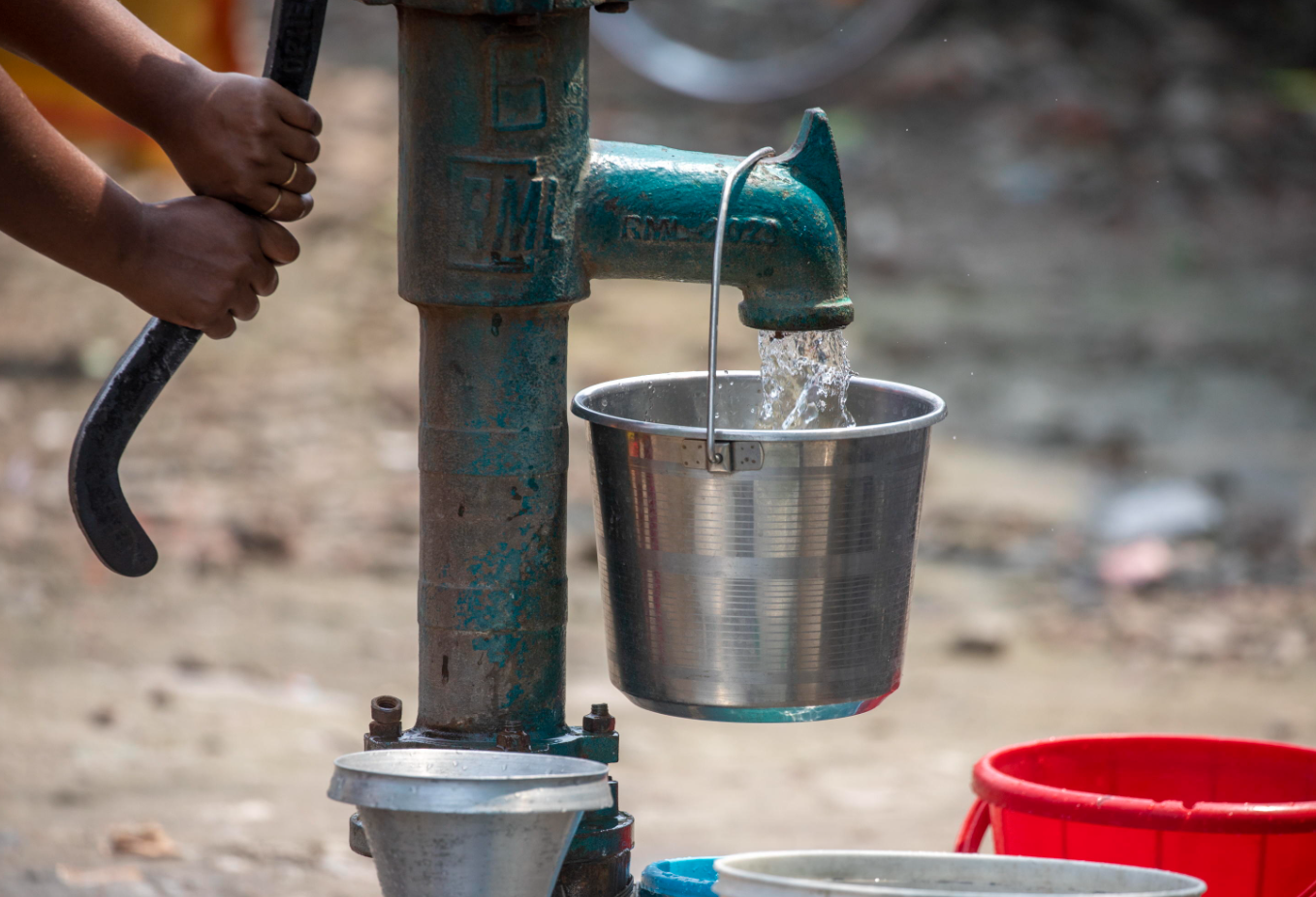Una donna raccoglie acqua da un pozzo a Dhaka, in Bangladesh Una donna raccoglie acqua da un pozzo a Dhaka, in Bangladesh