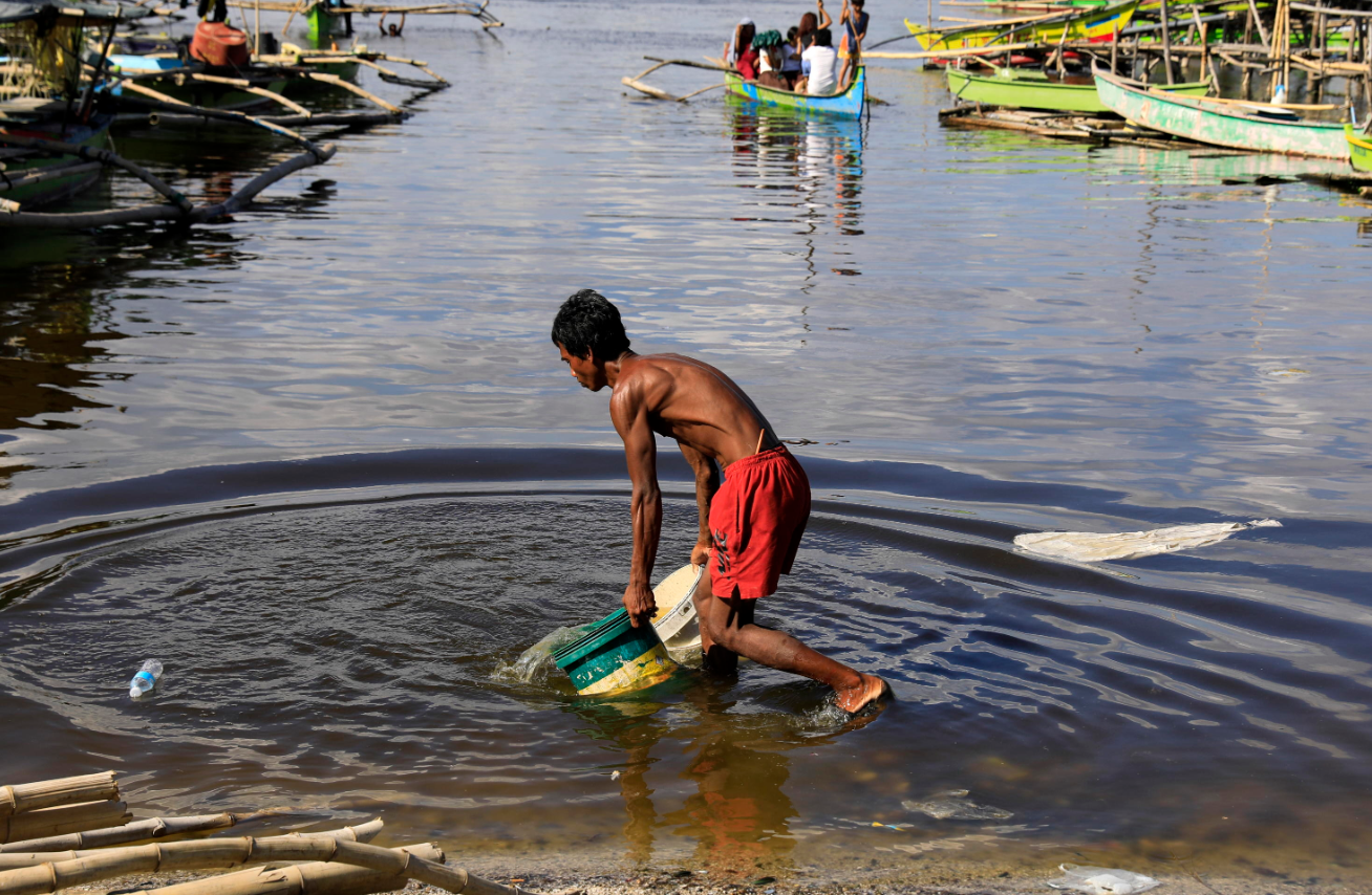 Un uomo raccoglie l'acqua con dei secchi a Bacoor City, nelle Filippine. Nel Paese circa 40 milioni di persone non hanno accesso a un approvvigionamento idrico Un uomo raccoglie l'acqua con dei secchi a Bacoor City, nelle Filippine. Nel Paese circa 40 milioni di persone non hanno accesso a un approvvigionamento idrico