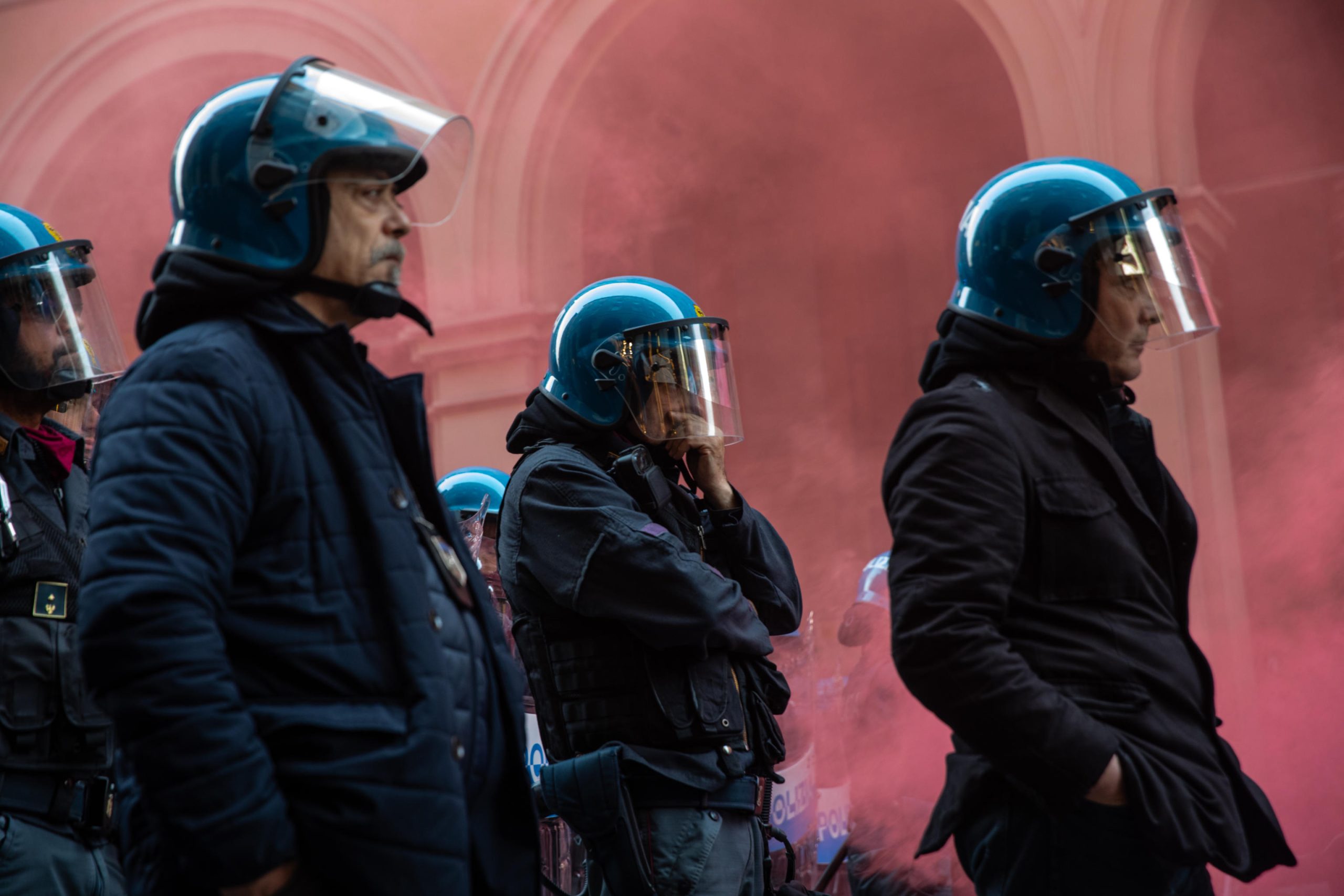 Gruppo di poliziotti con casco durante la manifestazione a Bologna. Gruppo di poliziotti con casco durante la manifestazione a Bologna.