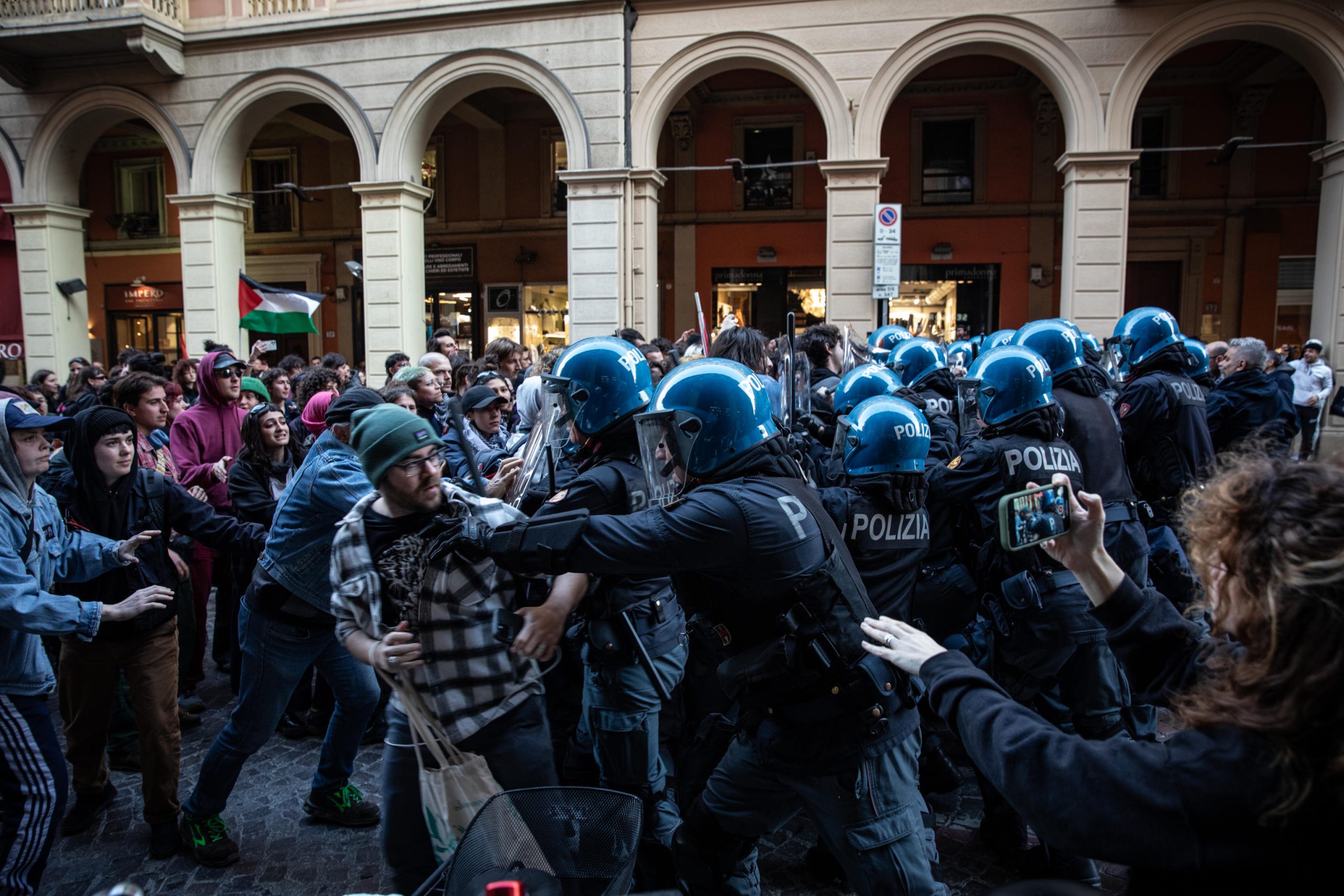 Scontri tra i manifestanti e la polizia. Scontri tra i manifestanti e la polizia.