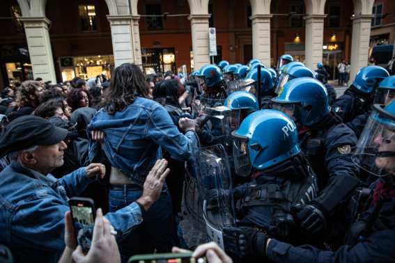 Scontri tra i manifestanti e la polizia. Scontri tra i manifestanti e la polizia.